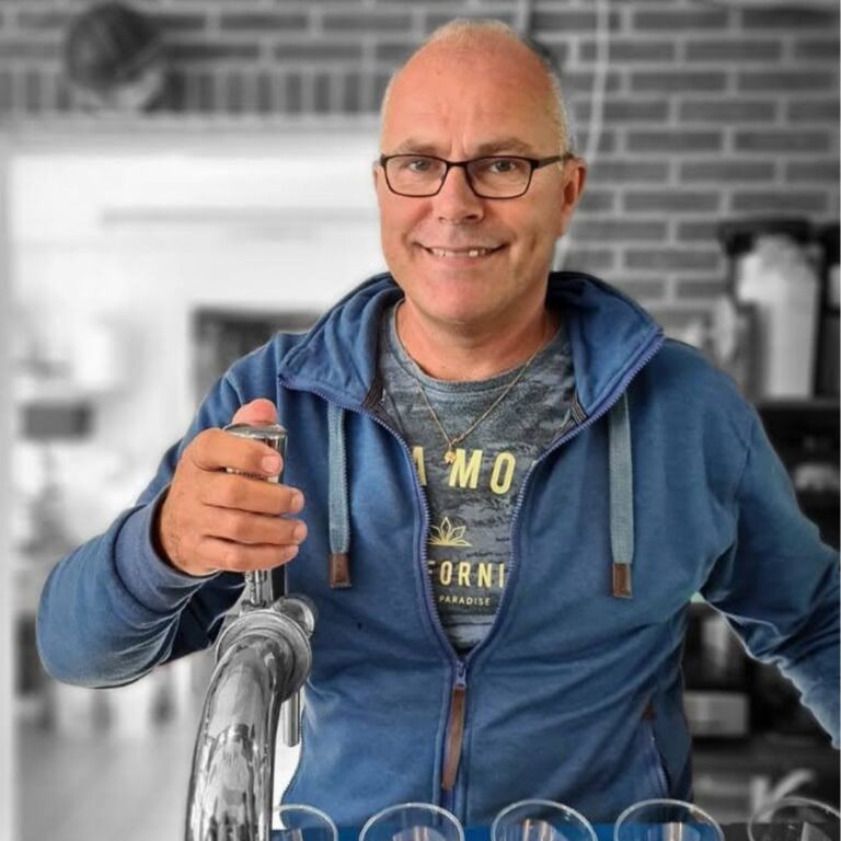 Herman van Bruggen achter de tab bij v.v. Veenhuizen