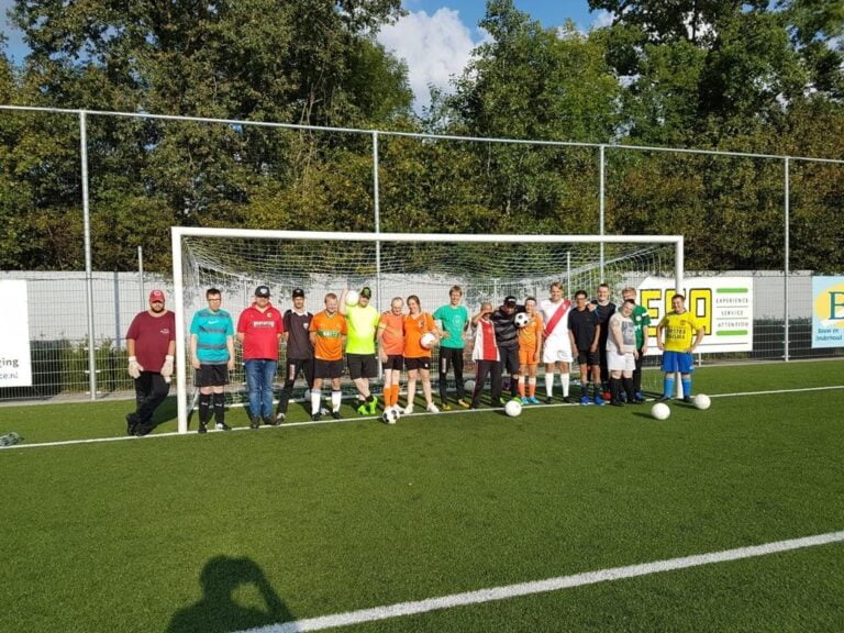 Bij VV Marum kunnen cliënten van De Zijlen voetballen
