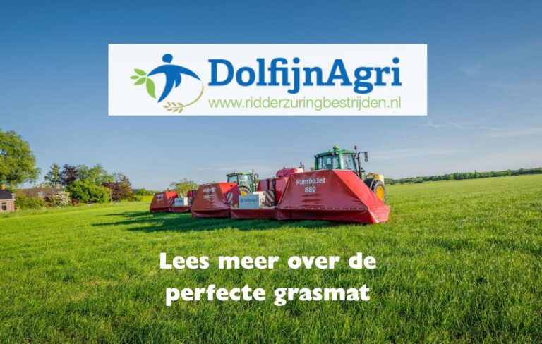 Jan Dolfijn van Dolfijn Agri met machine voor ridderzuringbestrijding op sportveld