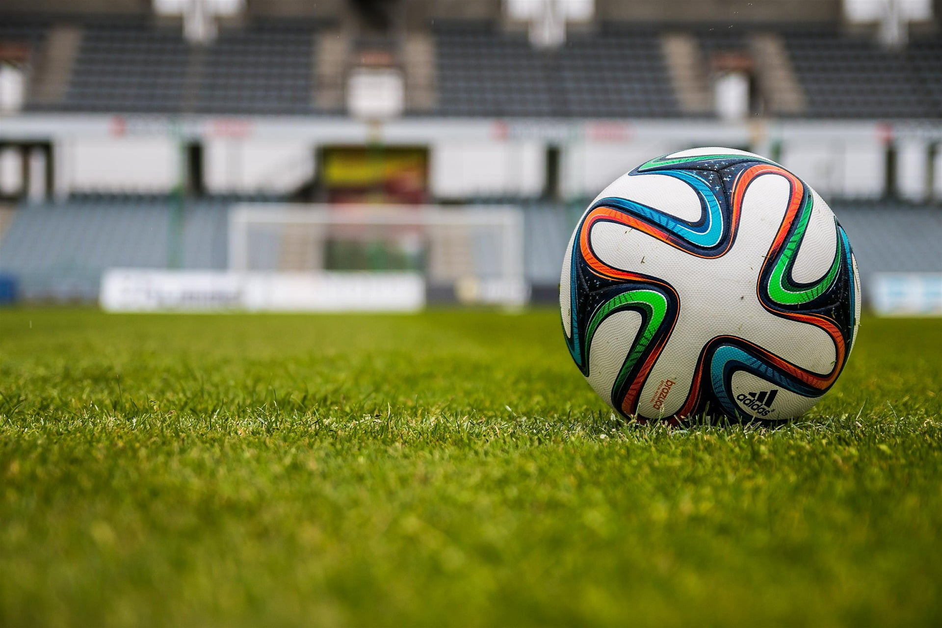 Header voetbalveld met bal