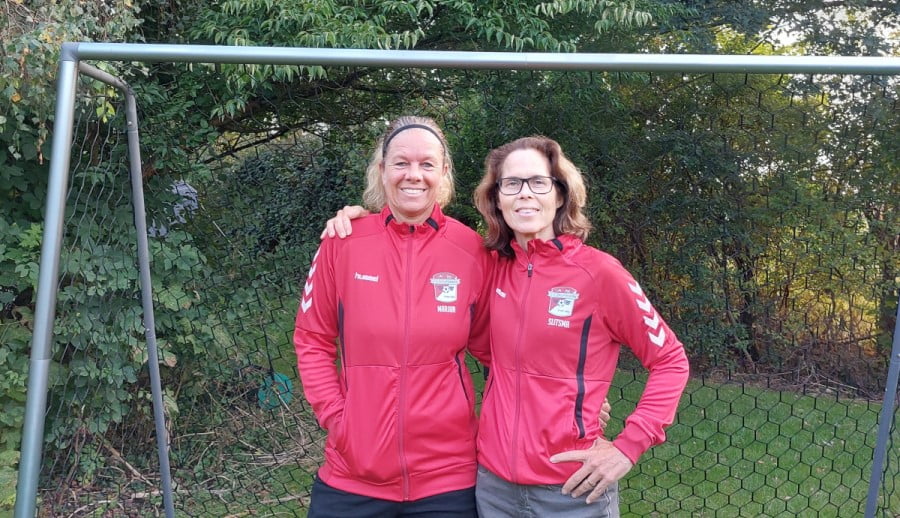 Marjan Brouwers (l) en Femke Sijtsma (r) Grijpskerk MO15 D