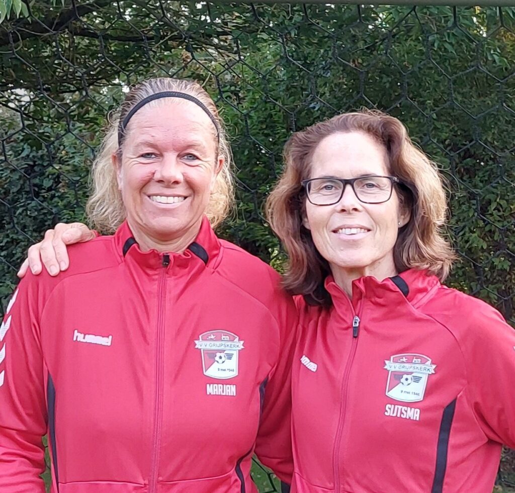 Marjan Brouwers (l) en Femke Sijtsma (r), MO15 D Grijpskerk