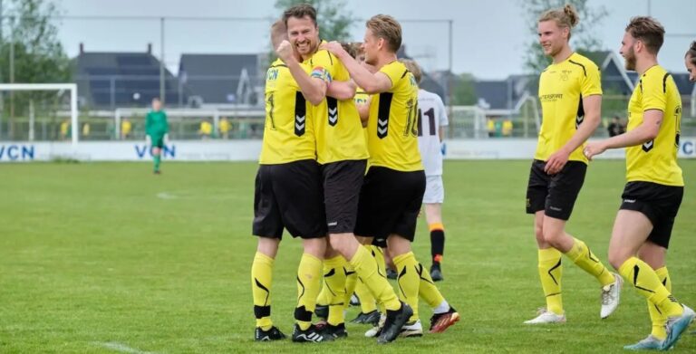 Robin Elderman viert doelpunt, foto Pieter van der Velde H