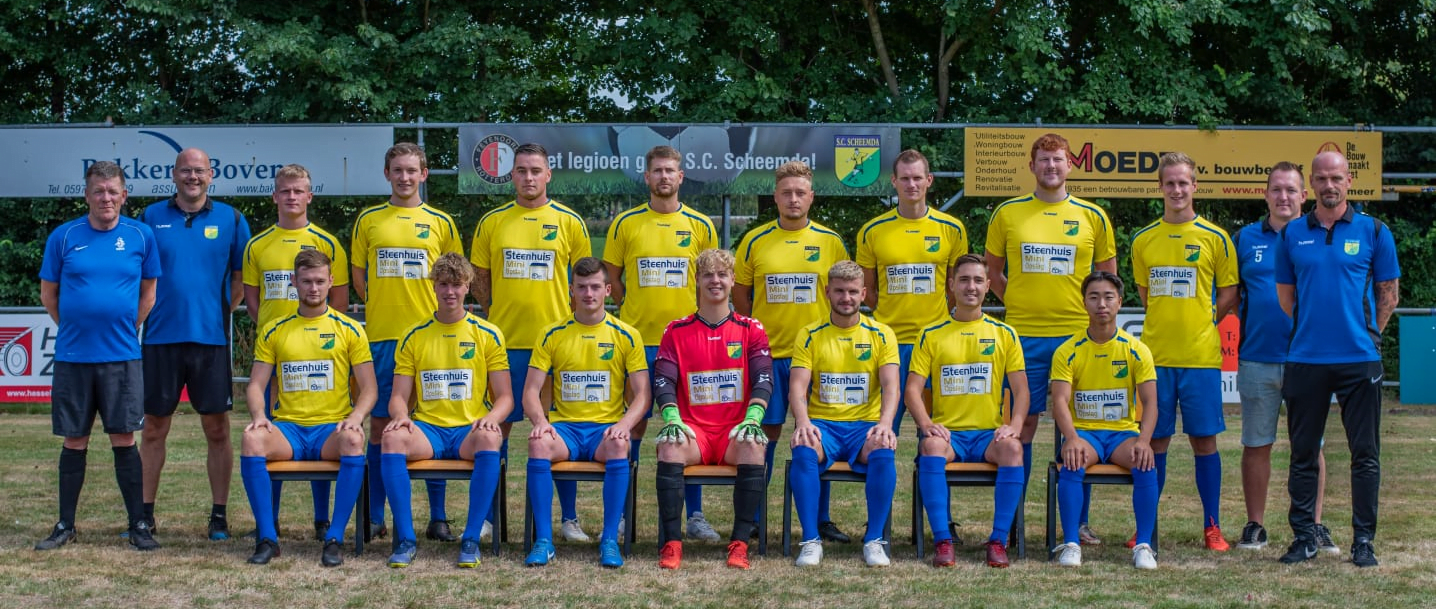 Trainer Gerrie Drenth met SC Scheemda Selectie 2022-2023, fotograaf Gerben Loer header