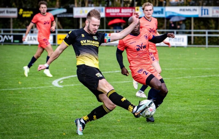 Tom Boezerooy van sv Marum op het voetbalveld