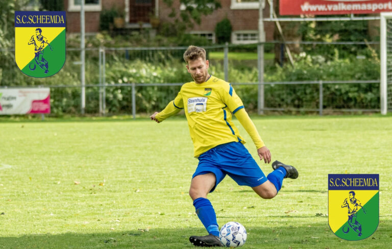 Tom Knollema, middenvelder van SC Scheemda, tijdens een wedstrijd
