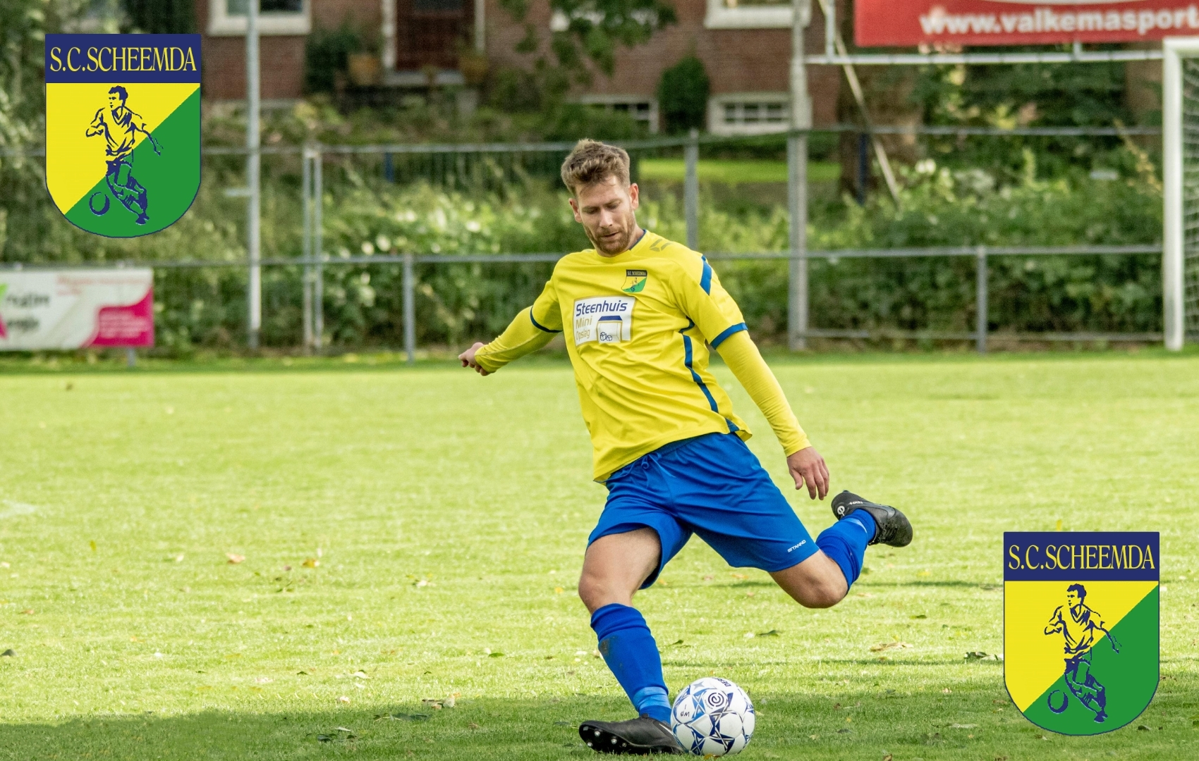 Tom Knollema, middenvelder van SC Scheemda, tijdens een wedstrijd